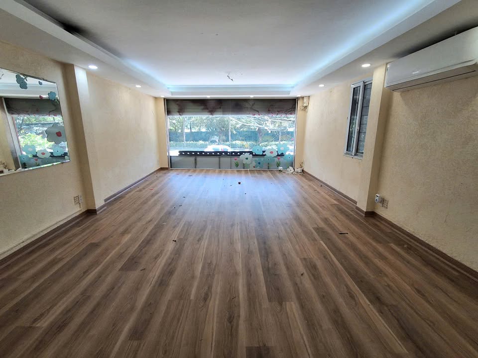 Cho thuê mặt bằng cửa hàng tại 311 Hoàng Hoa Thám, Ba Đình, 50m² - Vị trí kinh doanh đắc địa!