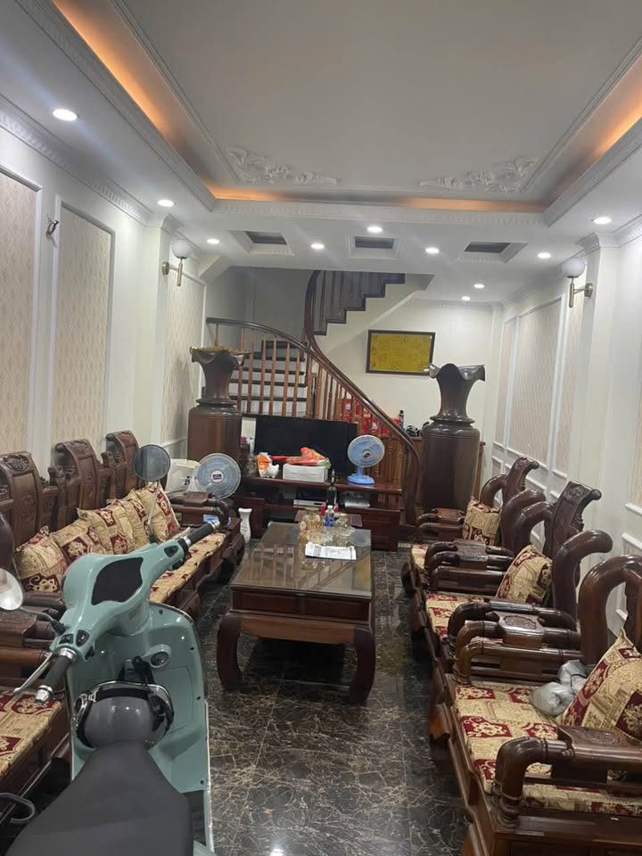 Nhà phố Cầu Bây Long Biên 34m² giá 11 tỷ - Ô tô vào nhà, gần chợ và trường học!