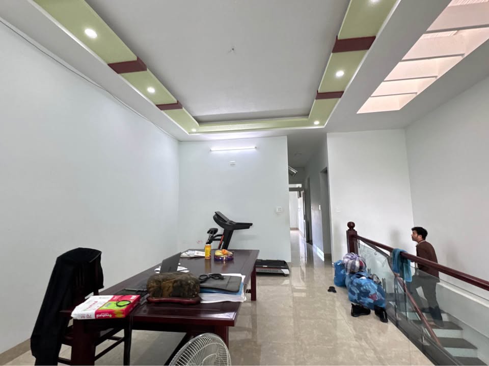 Nhà mặt đường Duy Tân, phường Duy Tân, 180m² giá 2.8 tỷ - Thiết kế hiện đại, sân ô tô rộng rãi!