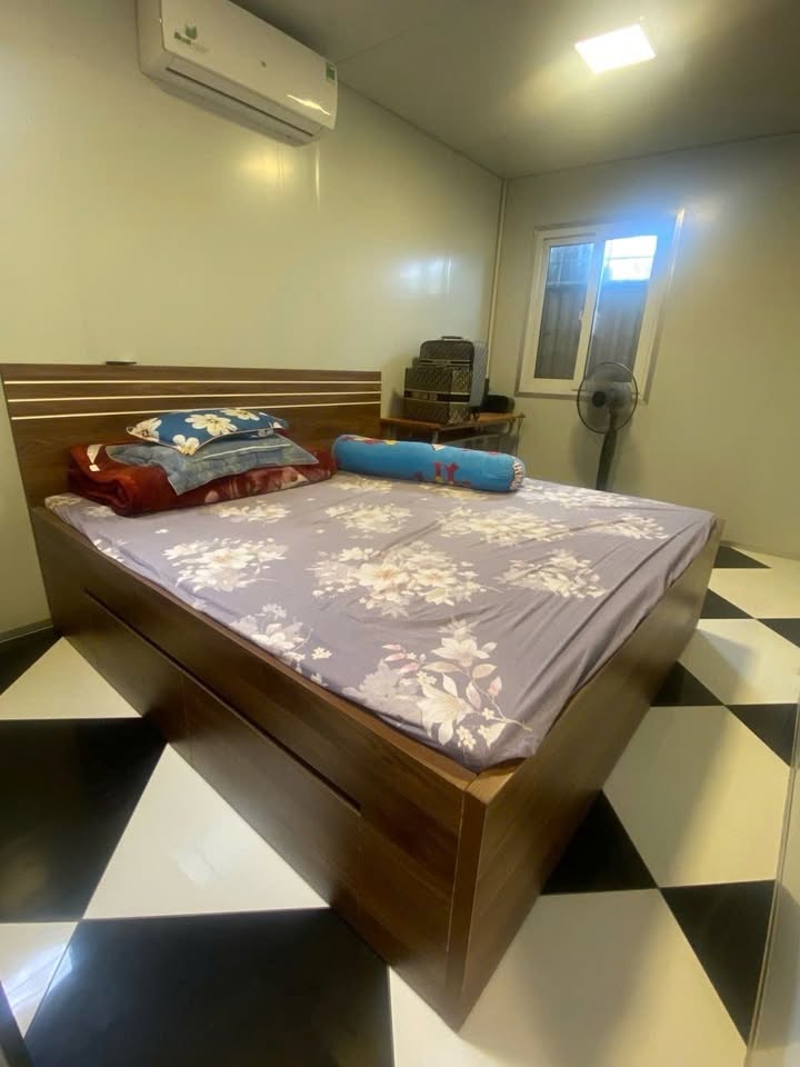 Nhà cấp 4 Ngõ 460 Âu Cơ 100m² giá 2.4 tỷ - Gần chợ Nhật Tân!