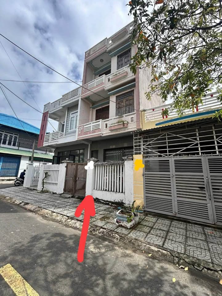 Nhà 3 tầng Phạm Ngọc Thạch Tuy Hòa 107.5m² giá 4 tỷ - Khu dân cư sầm uất!