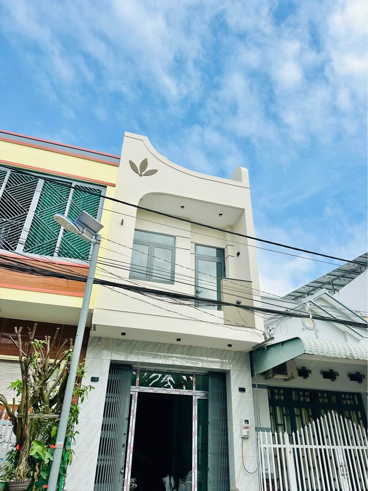 Nhà 1 trệt 1 lầu mới 100% tại Khu Xẻo Trôm, Long Xuyên giá chỉ 2 tỷ