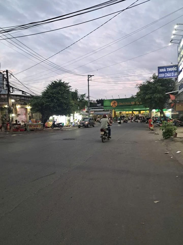 Nhà mặt tiền Đường Số 5, Dĩ An, 210m² giá 12 tỷ - Kinh doanh thuận lợi!