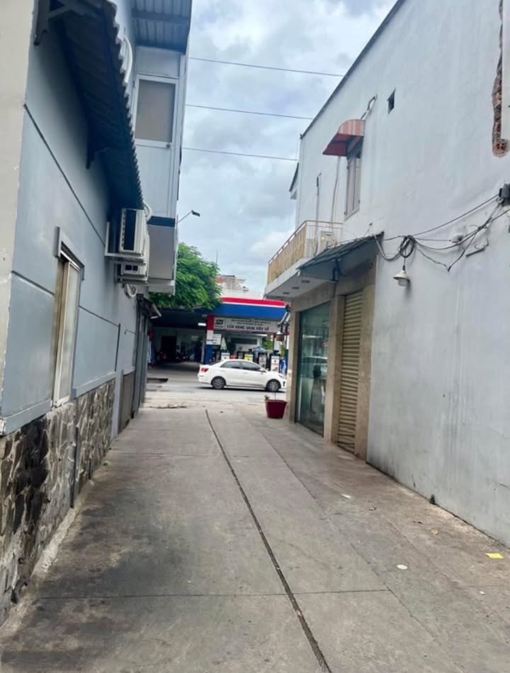 Nhà phố Lạc Long Quân, Quận 11, 48m² chỉ 7.1 tỷ - Tiện xây mới ngay!