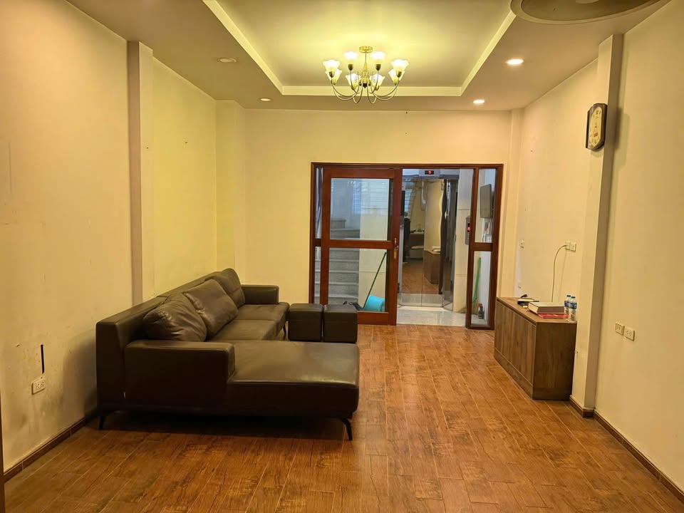 Nhà phân lô Nguyên Hồng - Hoàng Ngọc Phách 42m² giá 24.5 tỷ - Gara ô tô và thang máy tiện nghi!