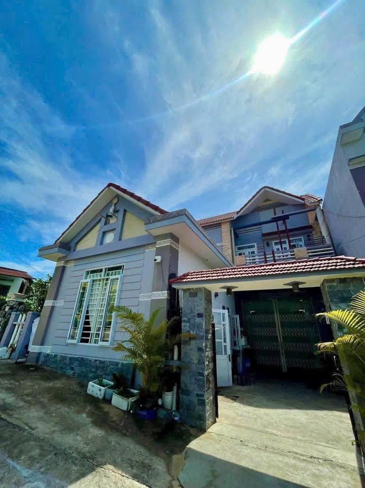 Nhà biệt thự Chí Thạnh - 133m² giá 1 tỷ - Mái thái kiên cố, ô tô vào tận nhà!