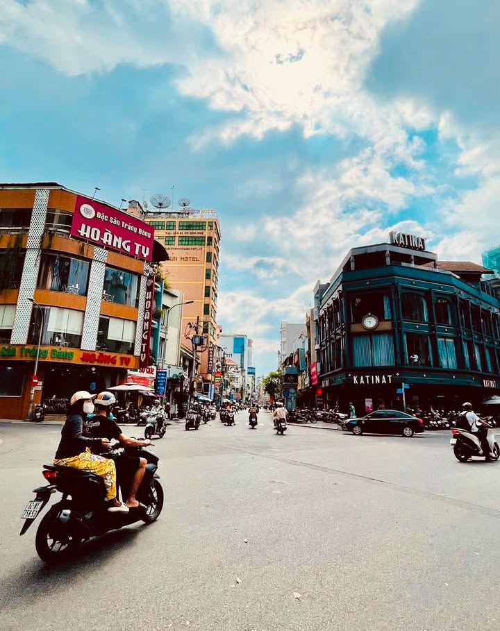 Nhà phố Tân Định Q1 74m² giá 13.8 tỷ - Vị trí đắc địa kết nối thuận tiện!