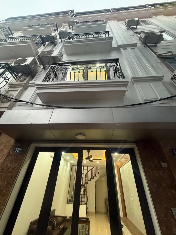 Nhà phố Nam Đuống, Long Biên 33m² - 5 tầng, Nội thất đầy đủ - Giá tốt, vị trí đẹp!