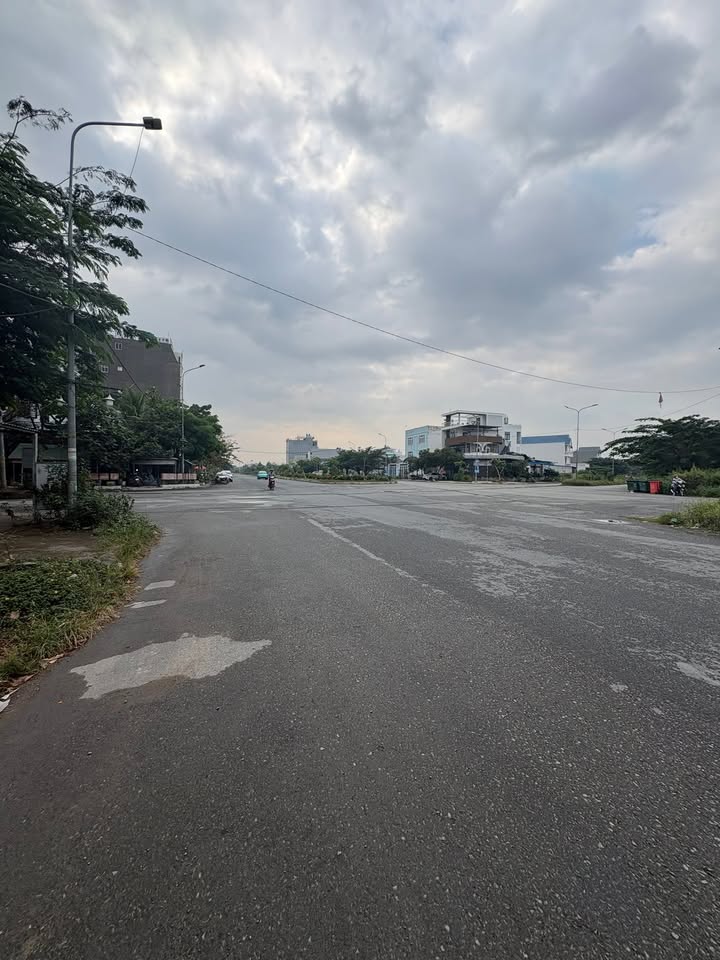 Đất nền KDC 135 Bến Lức 120m² giá chỉ 5,7 tỷ - Kinh doanh đa ngành nghề!