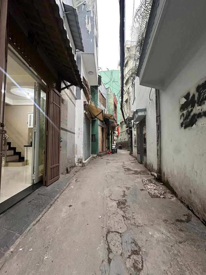 Nhà hẻm Phan Văn Trị, Quận 5 - 30m² giá 5.86 tỷ - Hướng Đông, sẵn sàng ở ngay!