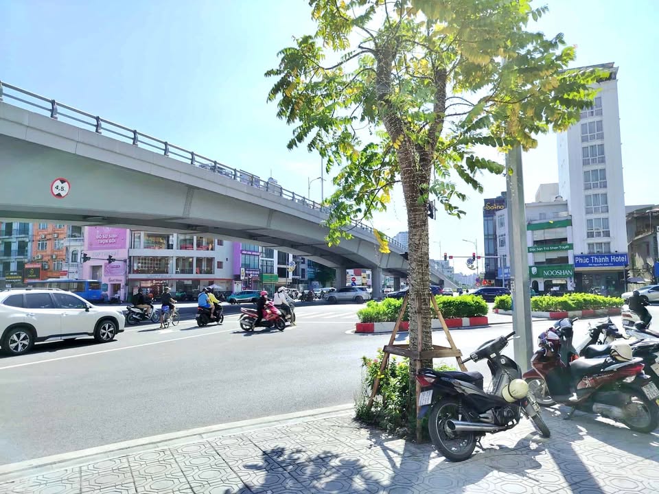 Nhà đẹp Nguyễn Văn Cừ 40m² giá thỏa thuận - Thiết kế hiện đại, ô tô tránh!