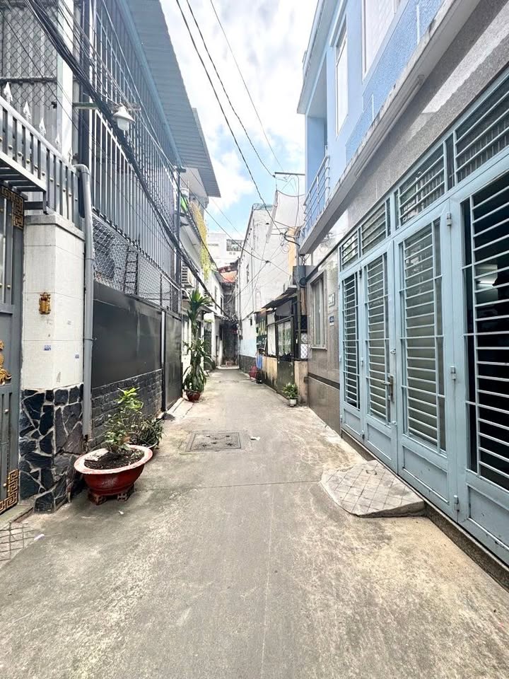 Nhà riêng 2 tầng Hòa Bình, Quận 11, 33.9m² giá 3.95 tỷ - Kinh doanh cho thuê ổn định!