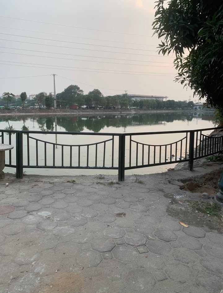 Bán đất tặng nhà tại đường Đông Tiến, Phù Khê 120m² giá 2 tỷ - Ô tô đỗ cửa, giao thông thuận tiện!