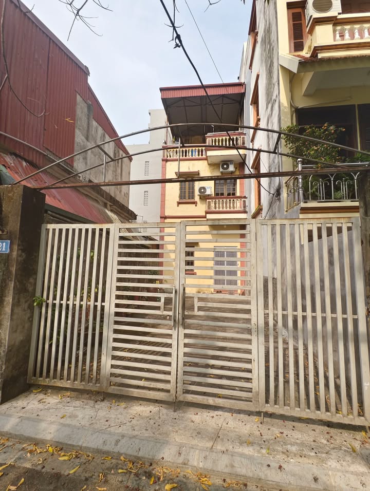 Nhà phố Việt Hưng Long Biên 79m² giá 6 tỷ - Ô tô đỗ cửa, sổ đỏ chính chủ!