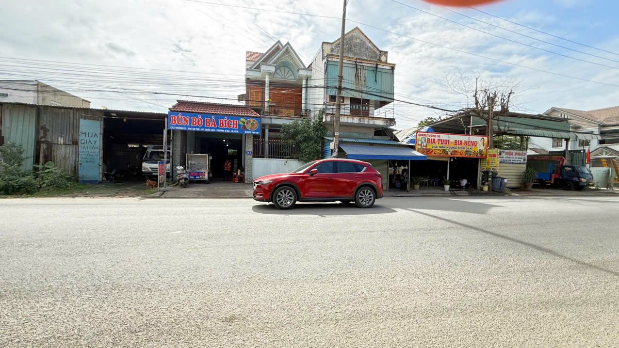 Nhà mặt tiền Tân Đông Hiệp 300m² giá 13.5 tỷ - Kinh doanh sầm uất!