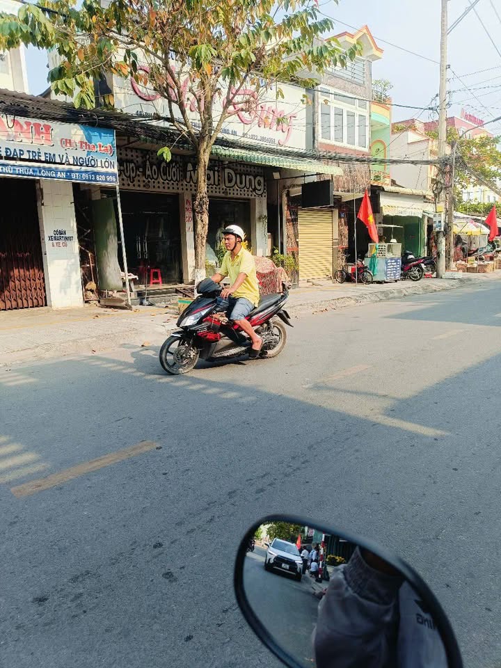 Nhà mặt tiền đường Phan Văn Tình, Thủ Thừa 157m² giá 7 tỷ - Cơ hội đầu tư kinh doanh sinh lời!