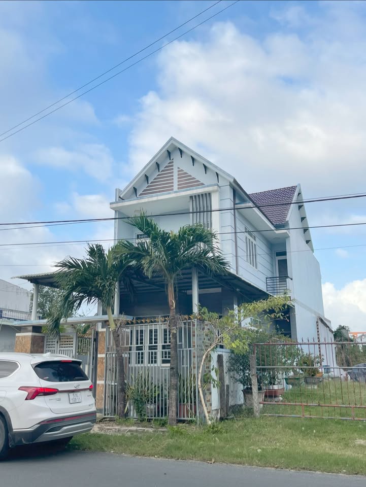 Nhà lầu mái thái Cư Kuin 240m² giá 2.7 tỷ - Không thể bỏ lỡ!