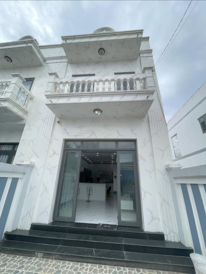 Nhà góc 2 mặt tiền hẻm ô tô, Vĩnh Long 100m² giá 2.35 tỷ - Chỉ chờ bạn vào ở!