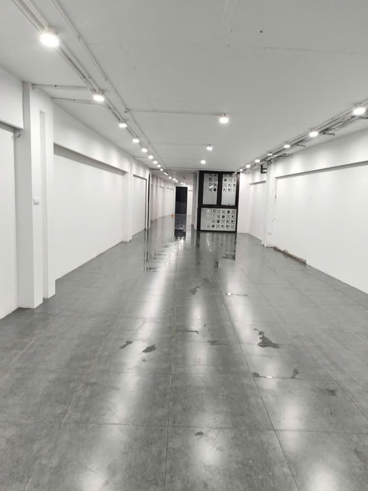 Cho thuê mặt bằng kinh doanh Trích Sài Tây Hồ 4 tầng - Diện tích lớn, thang máy tiện lợi!