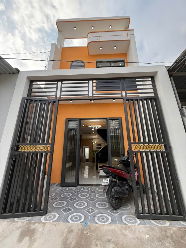 Nhà phố đẹp 52m² tại Đường Xe Hơi 835, Cần Giuộc - Giá 2,2 tỷ, sẵn sàng vào ở!