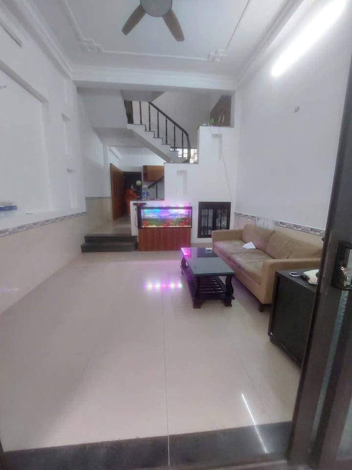 Nhà cho thuê 3 tầng đường Nguyễn Hoàng, Hải Châu - Nội thất cơ bản, giá 13 triệu
