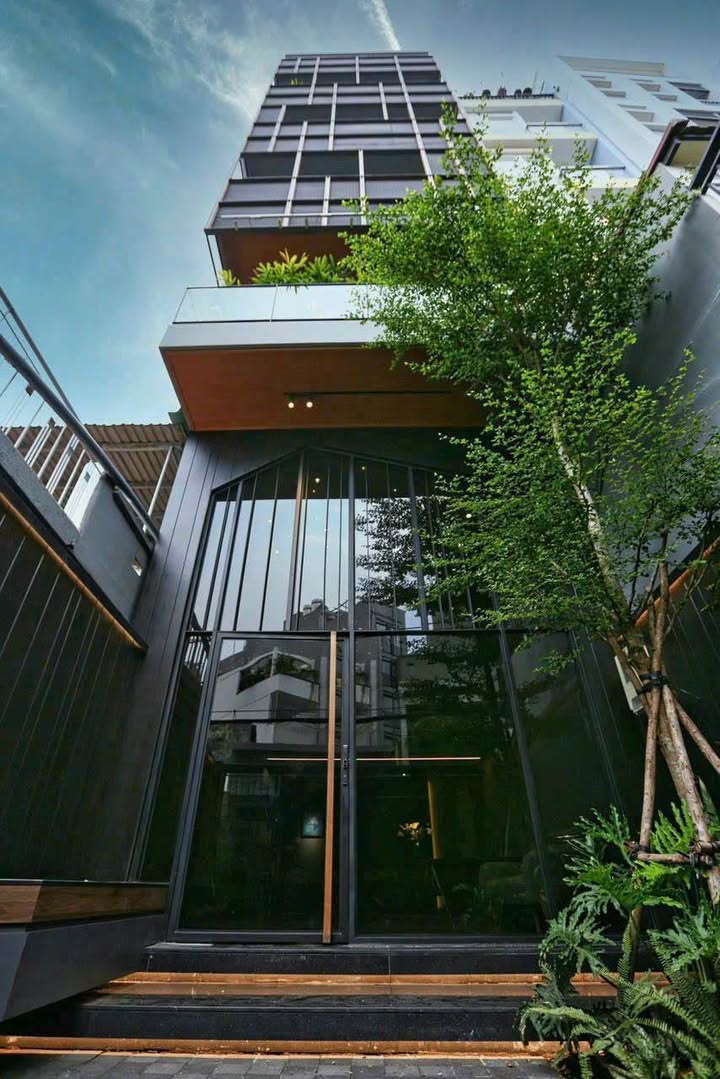 Nhà 7 tầng tại Quận 1, diện tích 84.6m² giá 26.9 tỷ - View Landmark 81 tuyệt đẹp!