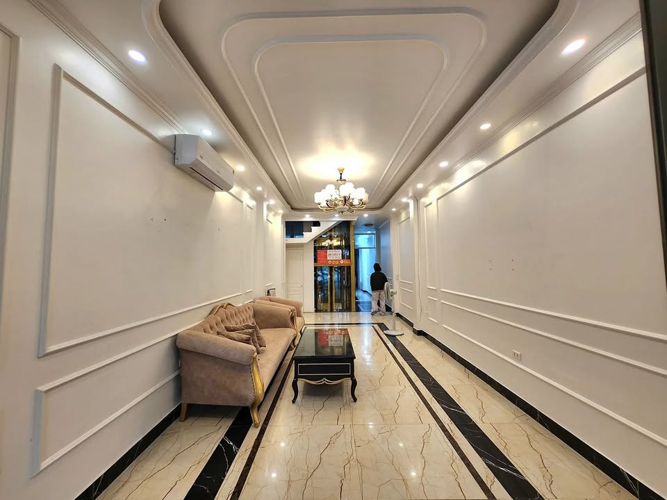 Nhà mặt phố Cát Cụt 72m² giá 30 triệu - Thang máy hiện đại, vị trí đắc địa!