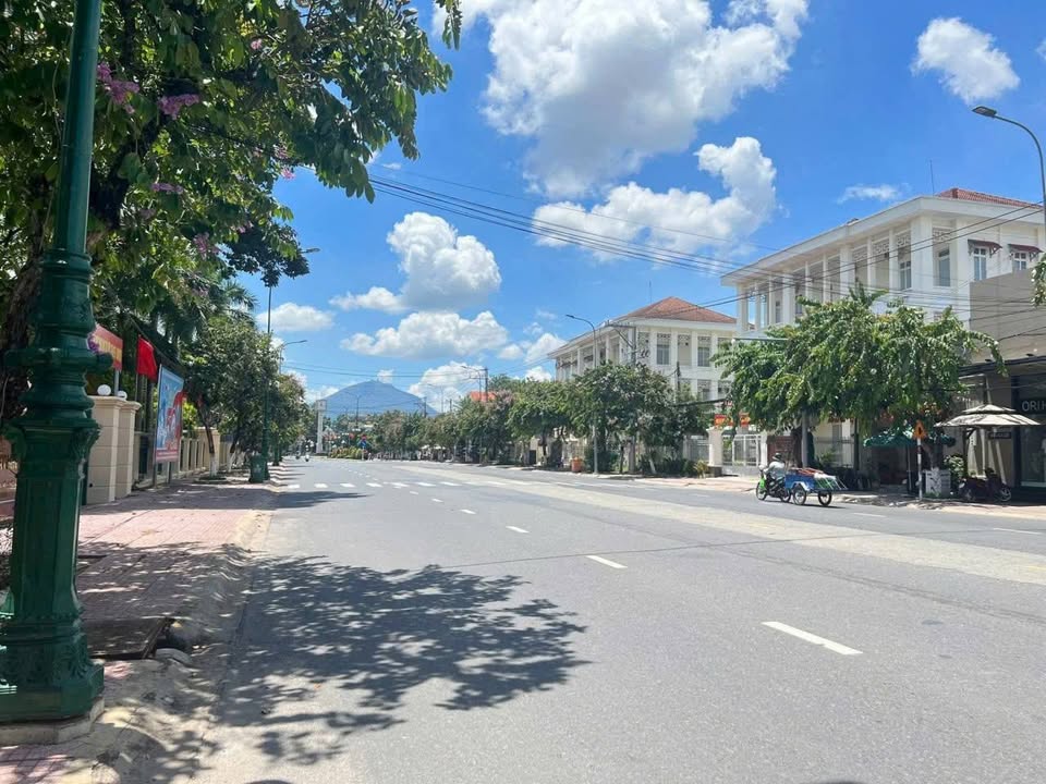 Nhà cấp 3 mặt tiền Nguyễn Chí Thanh, 245m², giá 4.9 tỷ - Bán gấp do ngân hàng