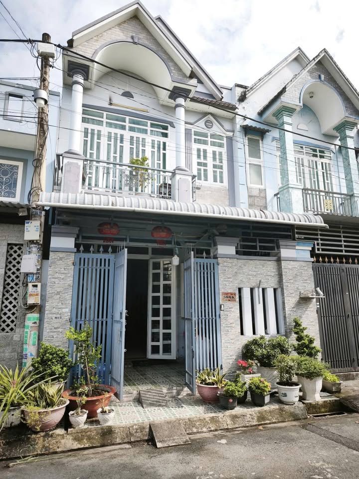 Nhà 2 tầng Hóc Môn 80m² sổ hồng - Khu dân trí cao, nhiều tiện ích!