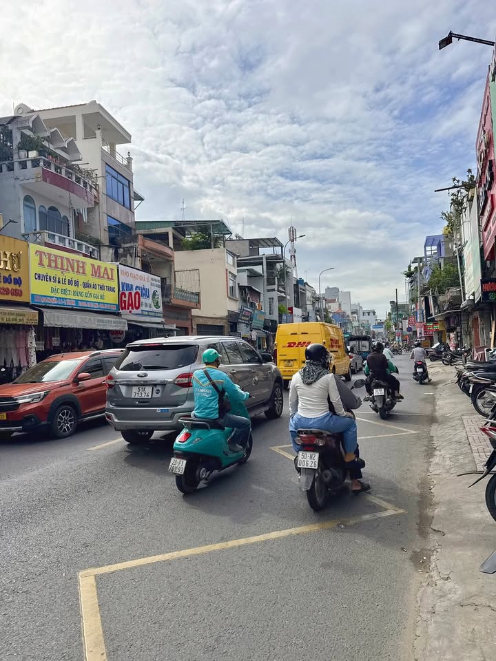 Nhà mặt tiền Lạc Long Quân 59.4m² giá 13.5 tỷ - Kinh doanh đỉnh cao!