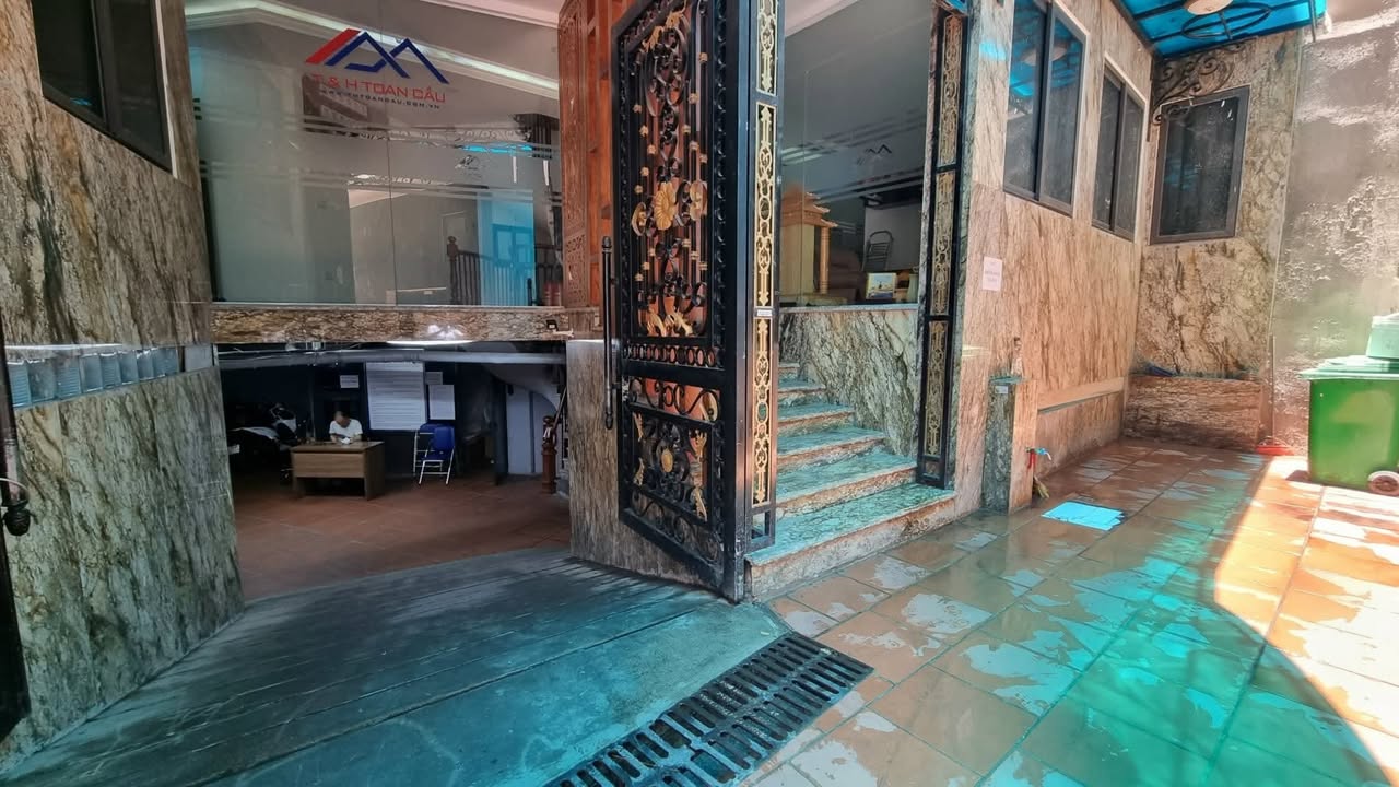 Tòa nhà 9 tầng Trần Thái Tông 302m² giá 100 tỷ - Doanh thu 600 triệu/tháng!