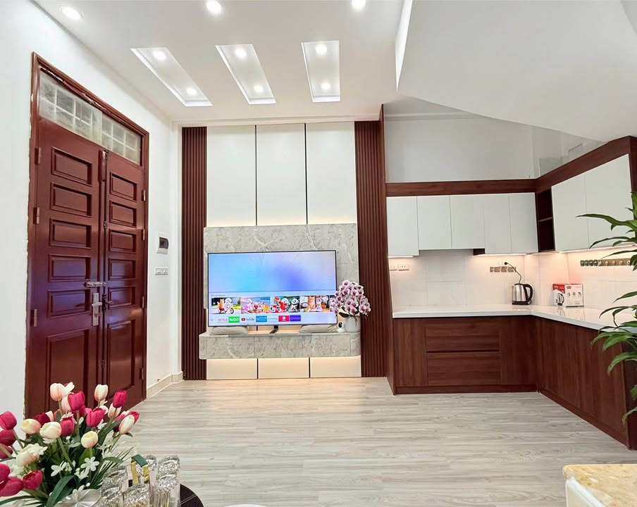 Nhà phố Võ Chí Công, Tây Hồ 30m² giá 8 tỷ - Sổ đỏ chính chủ, vị trí đắc địa!