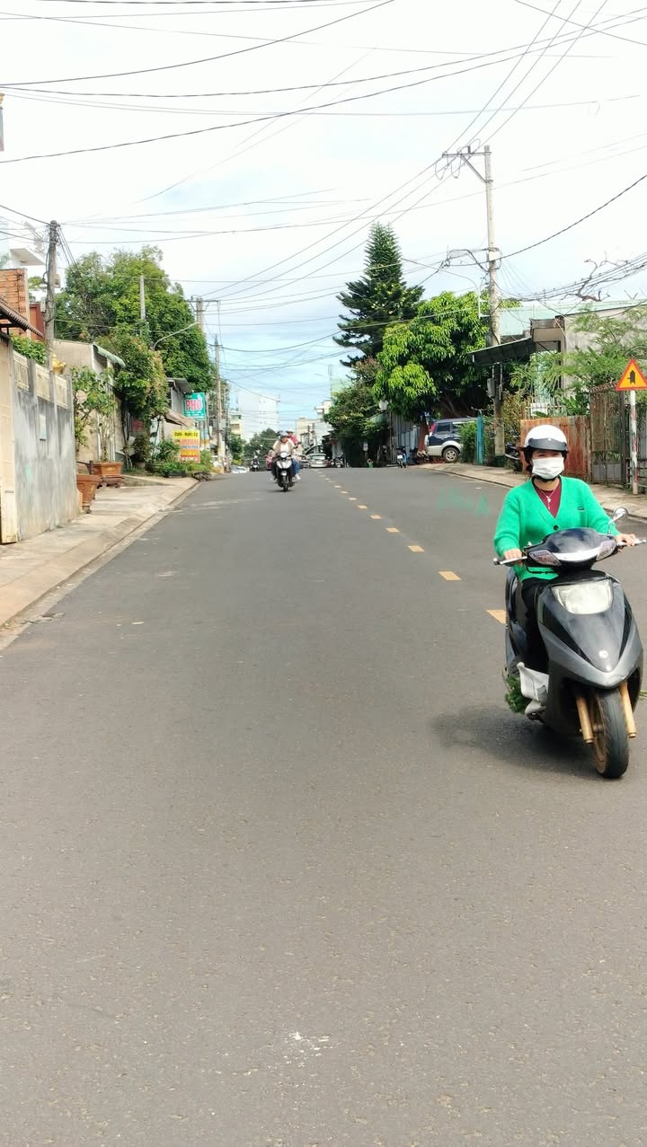 Bán gấp FrontHouse mặt tiền đường Phan Đăng Lưu, Pleiku 92m² chỉ 1.5 tỷ - Sổ hồng chính chủ!