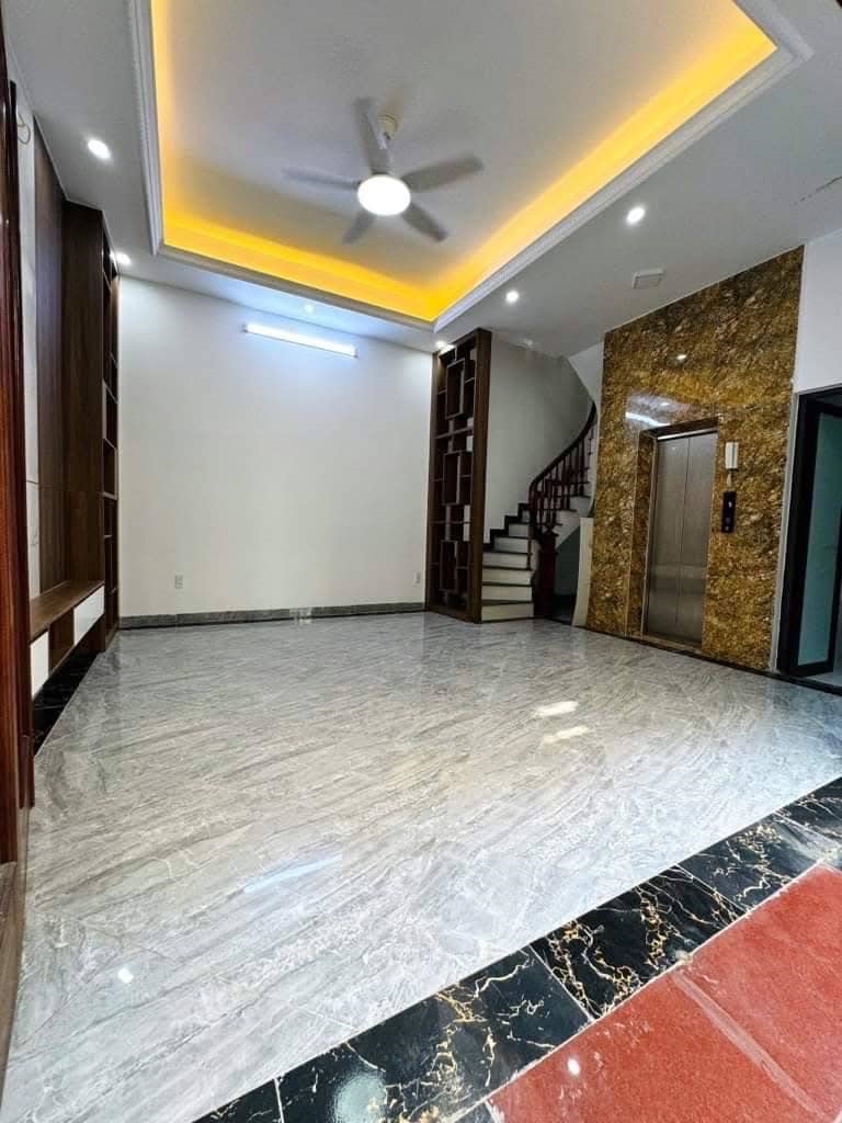 Nhà phố Hồ Tùng Mậu 40m² giá 9.5 tỷ - Nội thất hiện đại, thang máy sang trọng!