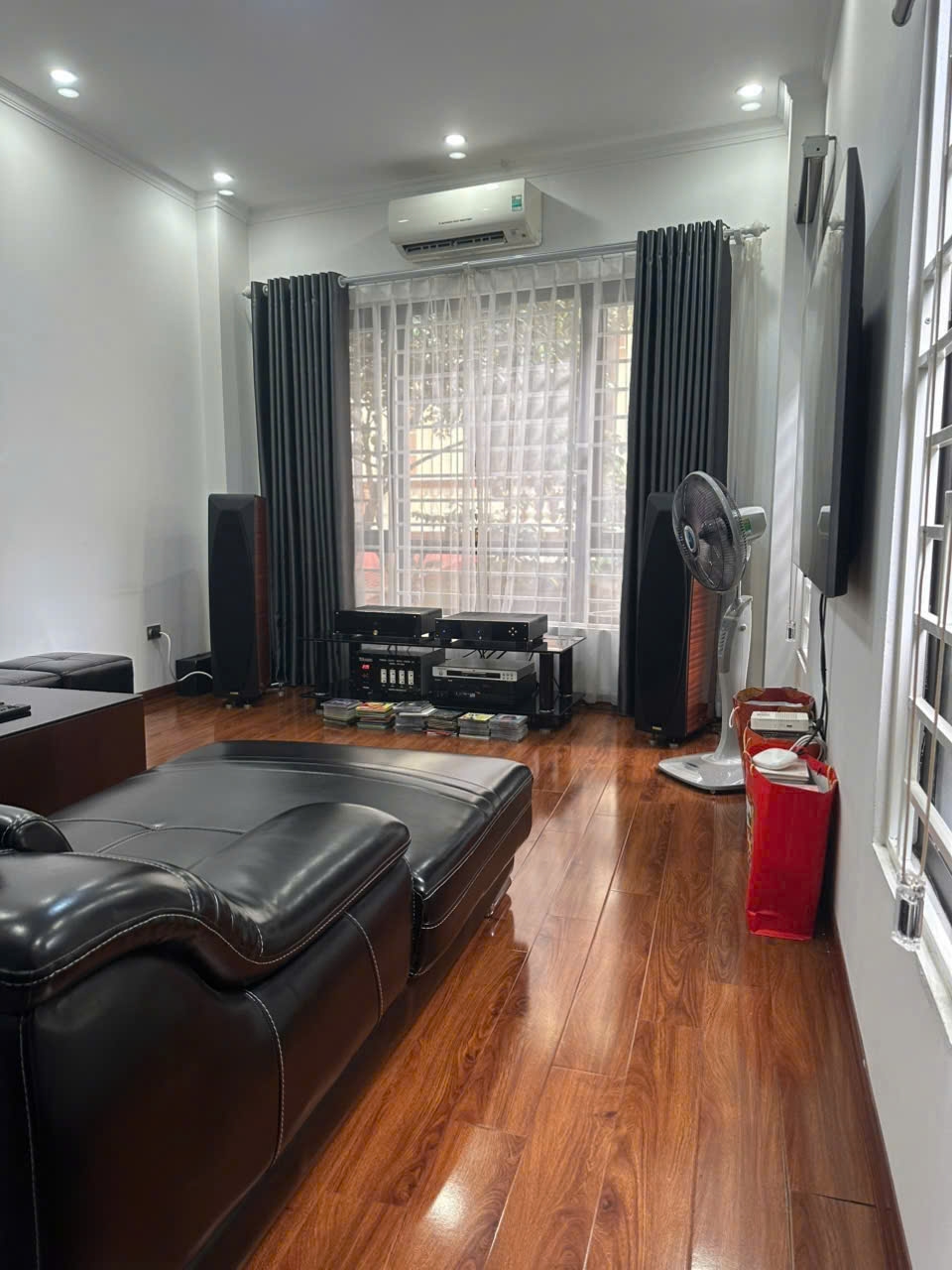 Nhà đẹp trung tâm Nguyễn Văn Cừ 30m² giá 8.65 tỷ - Full nội thất, ngõ thông thoáng!