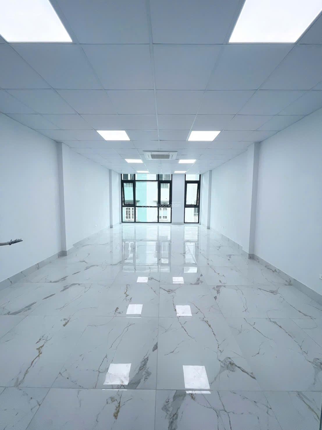 Văn phòng cho thuê tại Hoàng Cầu, Đống Đa 50m² giá 12 triệu - Tầng cao thoáng đãng