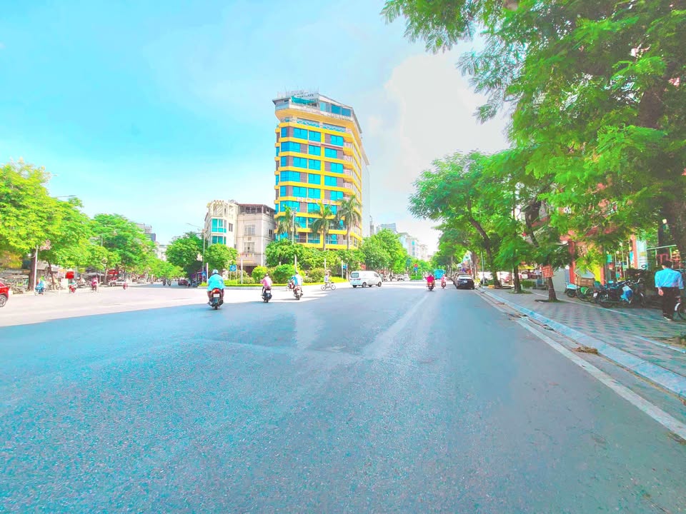 Nhà phố Lạc Long Quân, Tây Hồ 30m² giá 7.3 tỷ - Pháp lý chuẩn, giao dịch nhanh!