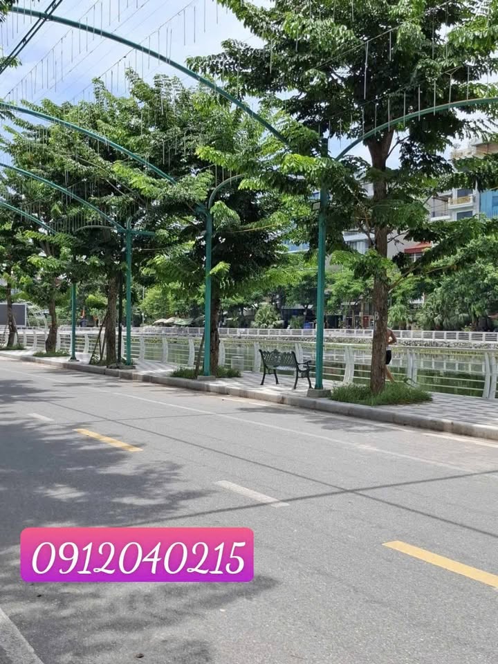 Căn hộ Trịnh Công Sơn Tây Hồ 52m² giá 20 tỷ - Nhà mới đẹp, view Hồ Tây lộng gió!