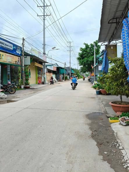 Nhà phố 1 trệt 1 lầu đường 946, xã Hòa Bình, Chợ Mới - Giá tốt, thêm lầu thoải mái!