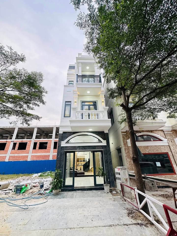 Nhà bán Dĩ An 64m² giá 5.6 tỷ - Khu dân cư văn minh, an ninh tốt!