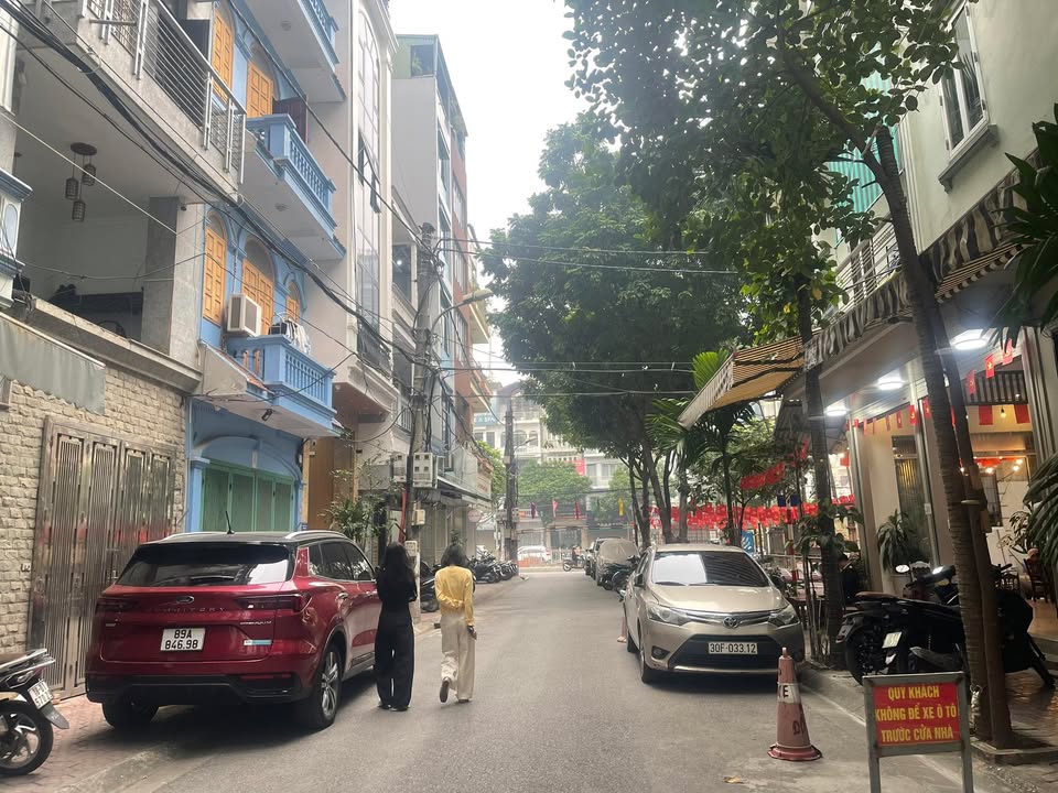 Nhà Phố Trung Hòa Cầu Giấy 65m² giá 20 tỷ - Kinh doanh sầm uất, ô tô tránh!