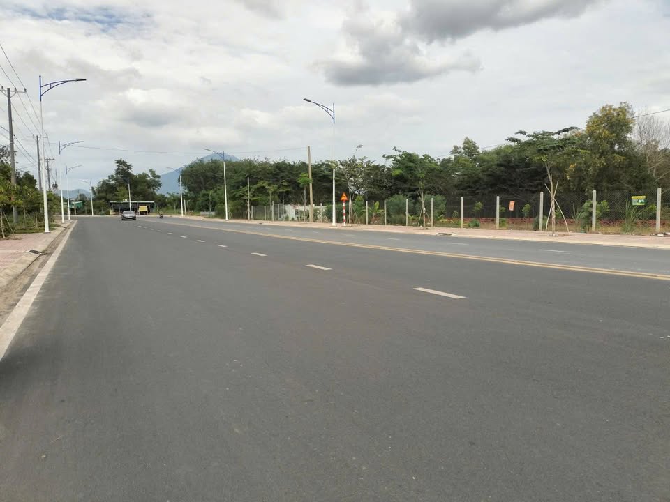 Bán đất mặt tiền đường Nguyễn Chí Thanh, Tân Ninh, Tây Ninh 600m² - Vị trí đắc địa cho kinh doanh!