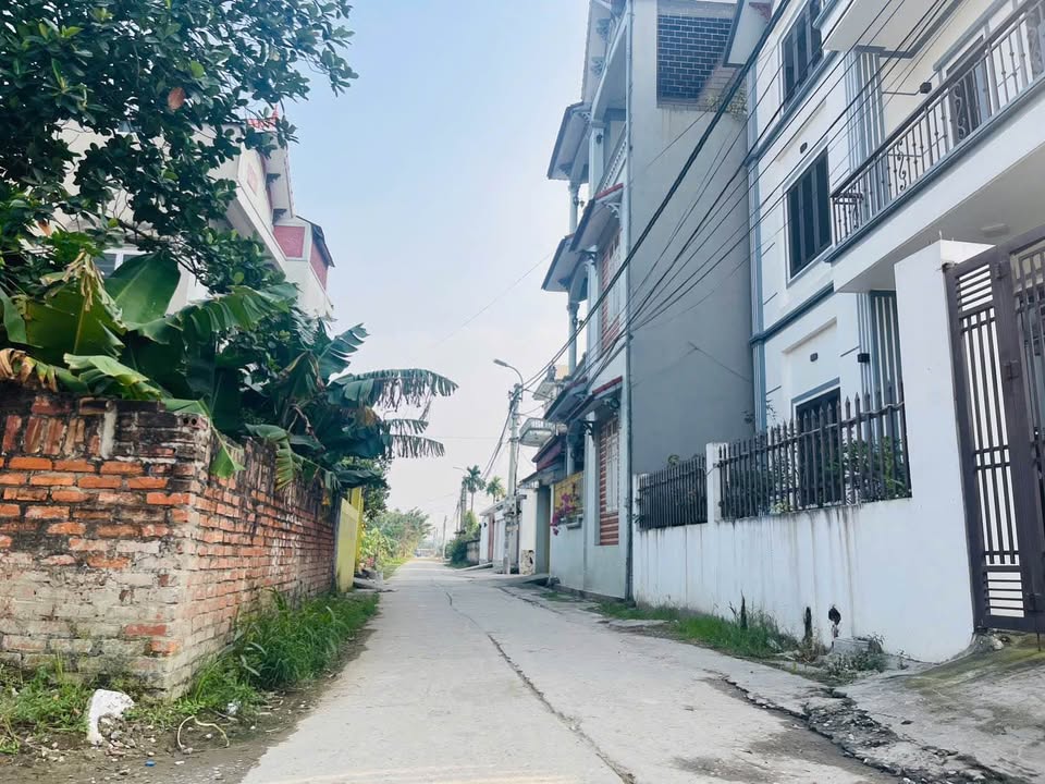 Bán nhà 3 tầng 1 tum tại Mê Linh 100m² giá 3 tỷ - Nhà đẹp thoáng mát, vào ở ngay!