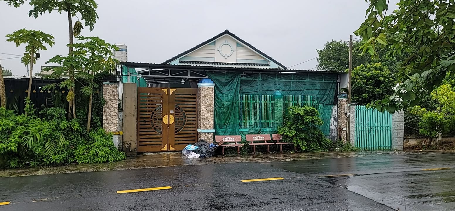 Nhà mặt tiền đường Bến Đình, Củ Chi 240m² giá 2.4 tỷ - Bán gấp, cơ hội đầu tư!