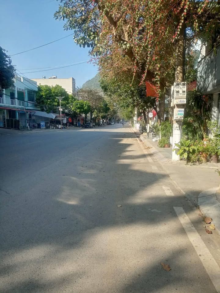 Nhà 3 tầng đường Quốc lộ 6, phường Chiềng Lề, 66.5m² giá 2.8 tỷ - Kinh doanh sầm uất!