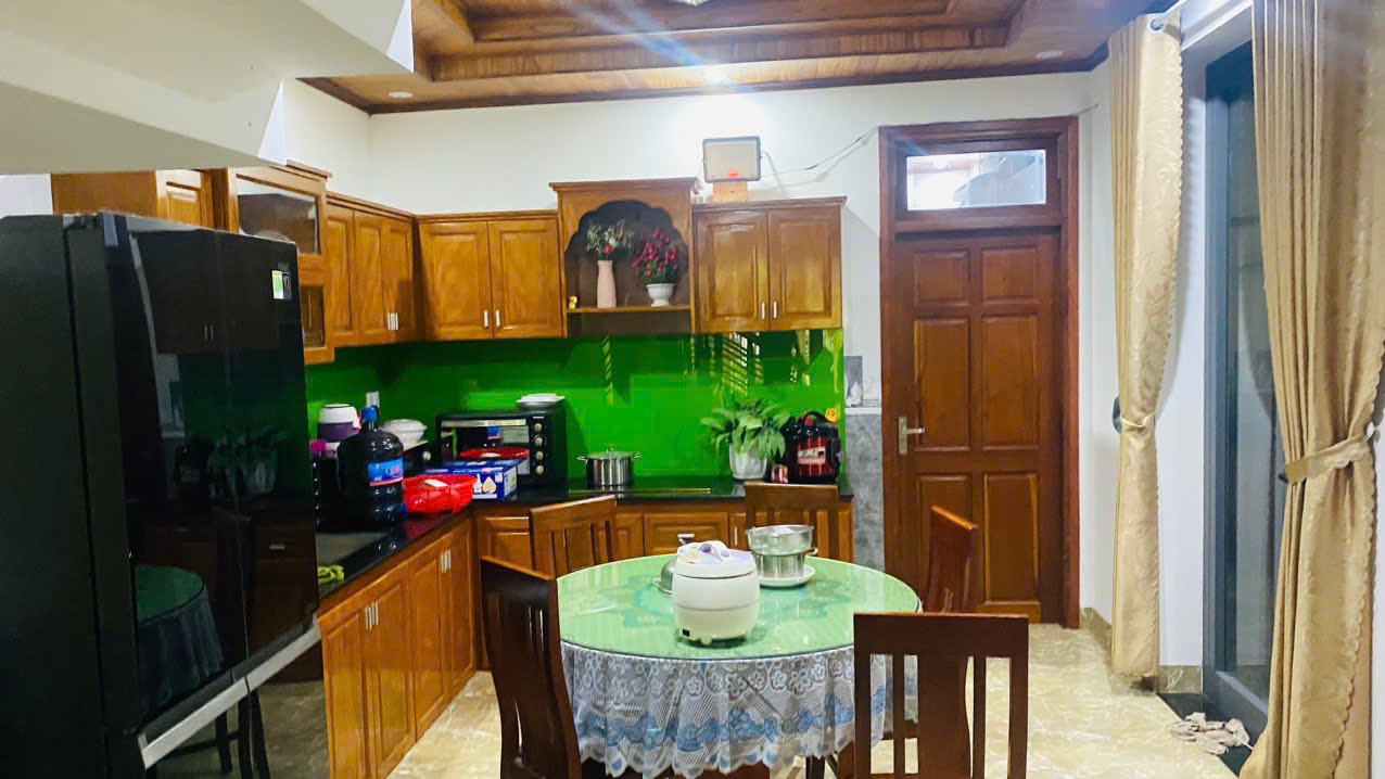 Nhà 4 tầng Hoàng Quốc Việt 140m² giá 6.3 tỷ - Lô góc 2 mặt tiền thoáng đãng!