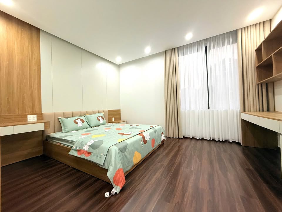 Nhà 3 tầng đường số 1, Phan Đình Phùng 102m² giá 7.8 tỷ - Nội thất cao cấp, sân rộng!