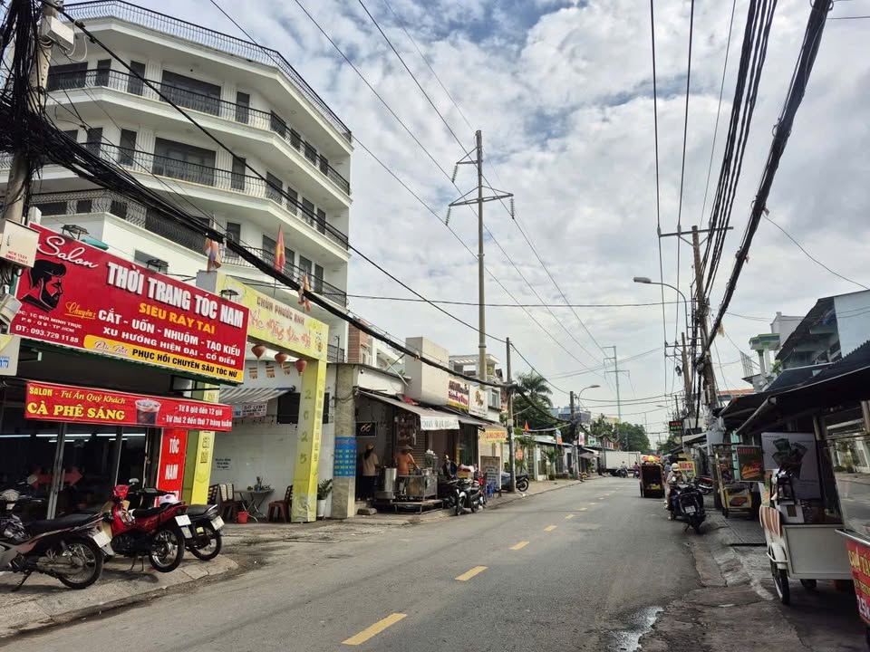 Nhà 2 tầng đường Bùi Minh Trực, quận 8, 35m² giá 4 tỷ - Hẻm xe hơi, 2 mặt tiền