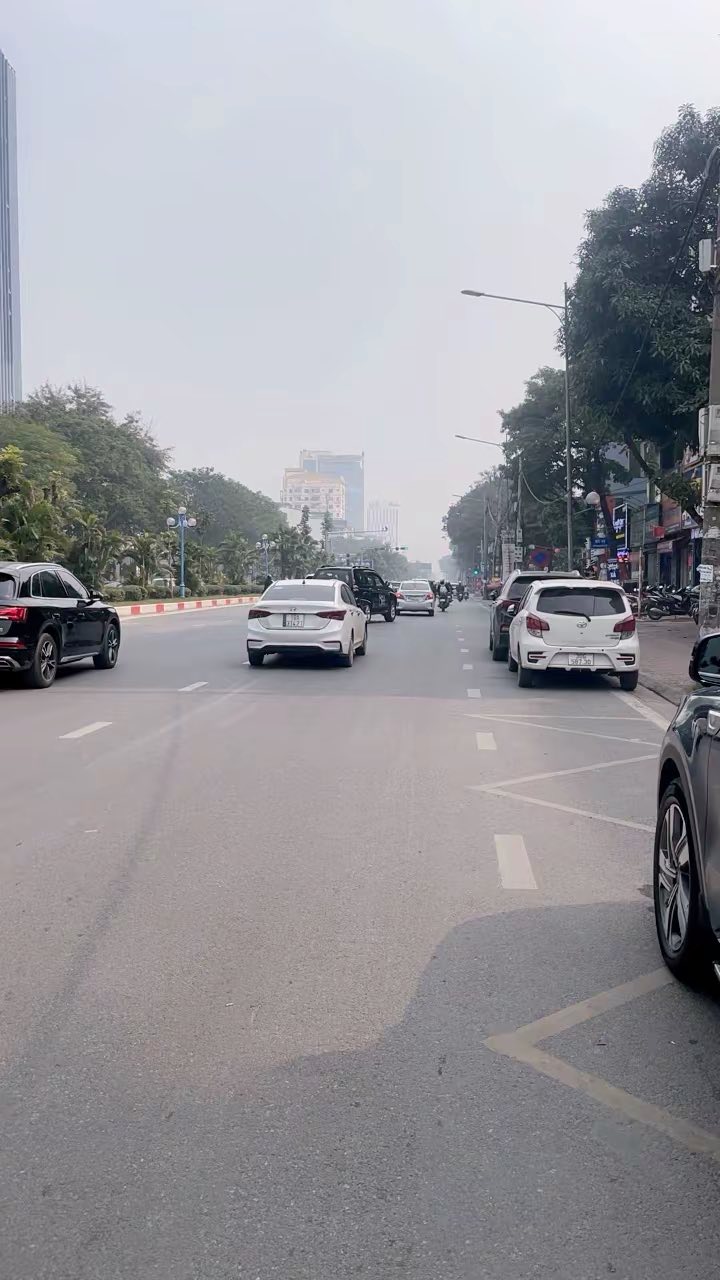 Mặt phố Hoàng Quốc Việt 56m² giá 34 tỷ - Kinh doanh đỉnh cao!