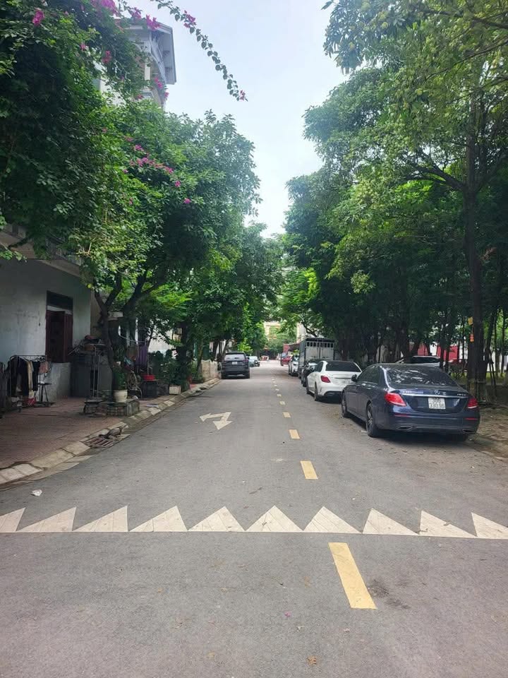 Nhà 2,5 tầng đường Nguyễn Cao, Bắc Ninh 81m² giá 10 tỷ - Chính chủ bán gấp!